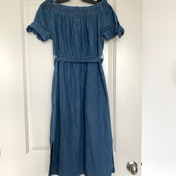 Off-the-shoulder chambray dress - Picture 7 of 8
